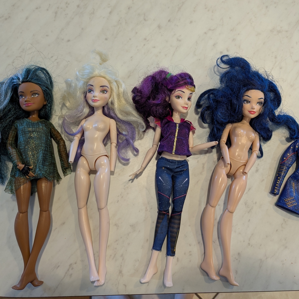Disney Descendants Dolls Bundle Genie Mal Evie Royal Fashions Under The Sea Uma